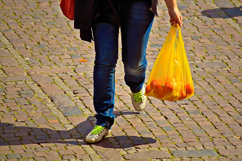 Conoce la normativa sobre las bolsas de plástico en los comercios